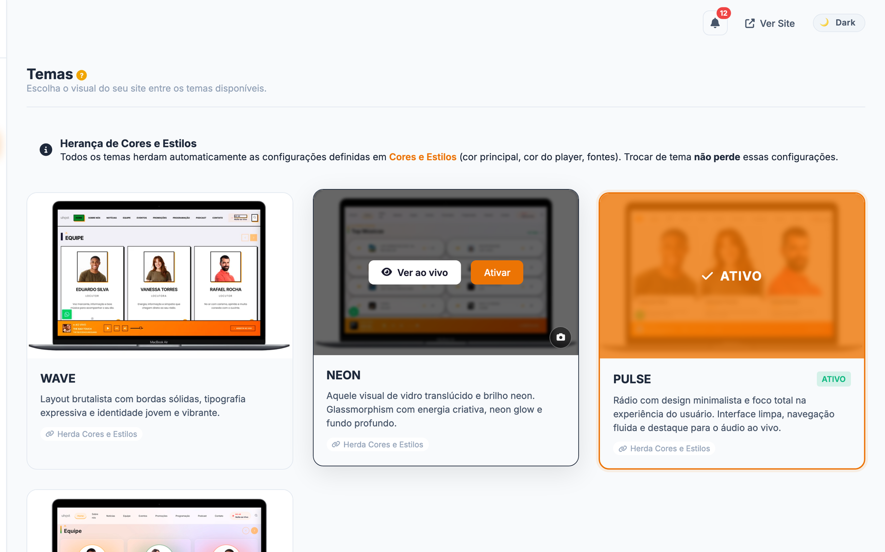 Seletor de temas do painel, com os quatro temas em pré-visualização