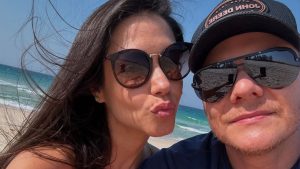 Leia mais sobre o artigo Thais Fersoza curte dia de praia com Michel Teló e rebate comentário de seguidora em sua foto