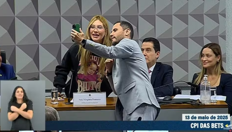 Leia mais sobre o artigo Senador viraliza ao pedir selfie com Virginia Fonseca durante CPI das Bets