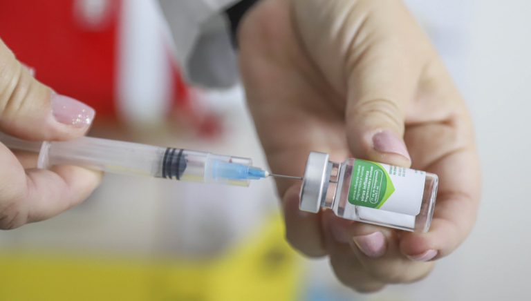 Leia mais sobre o artigo Saúde começa a aplicar vacina contra gripe em terminais de ônibus; veja programação